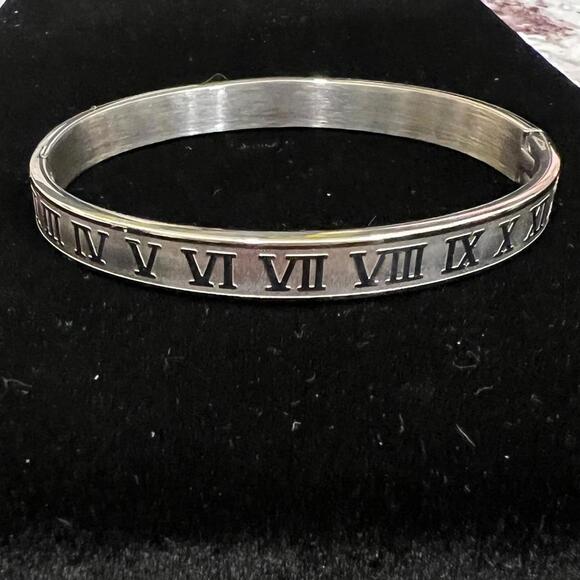 NEW Luxe Brushed Silver Atlas X Cuff Style Bracelet (LVXX21) - Picture 2 of 2